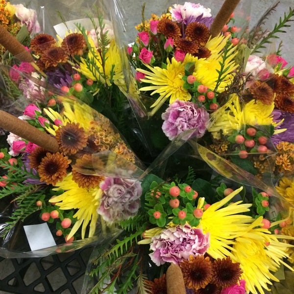 รูปภาพถ่ายที่ Market Flowers โดย Kelsey S. เมื่อ 10/25/2014