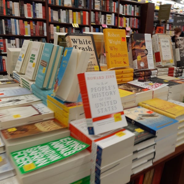 รูปภาพถ่ายที่ Brookline Booksmith โดย Victor A. เมื่อ 11/14/2018