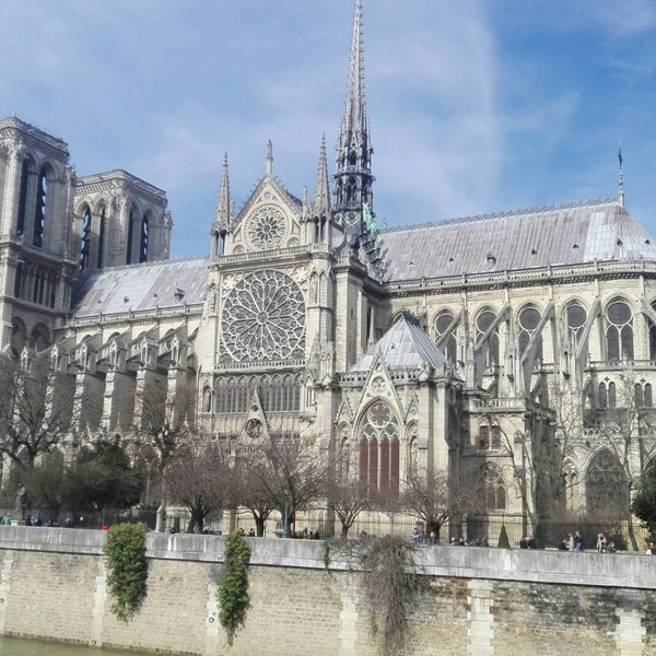 Foto diambil di La Bouteille d&#39;Or oleh Victor A. pada 3/24/2018