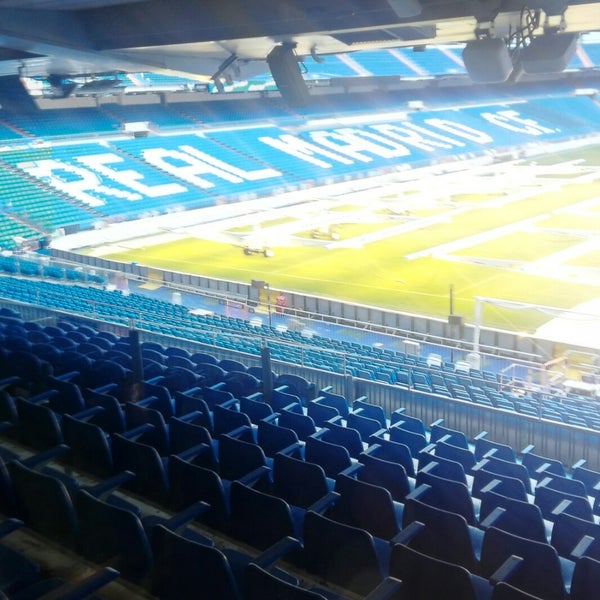 Foto diambil di Real Café Bernabéu oleh Victor A. pada 3/10/2018