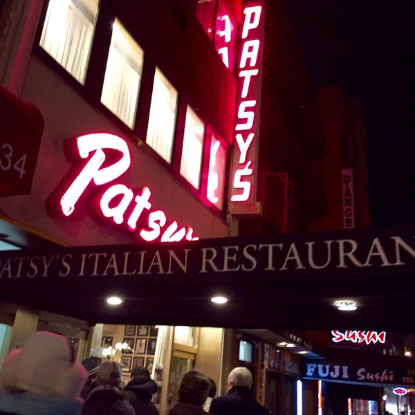 รูปภาพถ่ายที่ Patsy&#39;s Italian Restaurant โดย Tom J. เมื่อ 11/24/2015