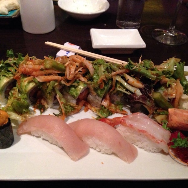 Foto tirada no(a) Carmine&#39;s Ocean Grill and Sushi Bar por Tom J. em 7/5/2014