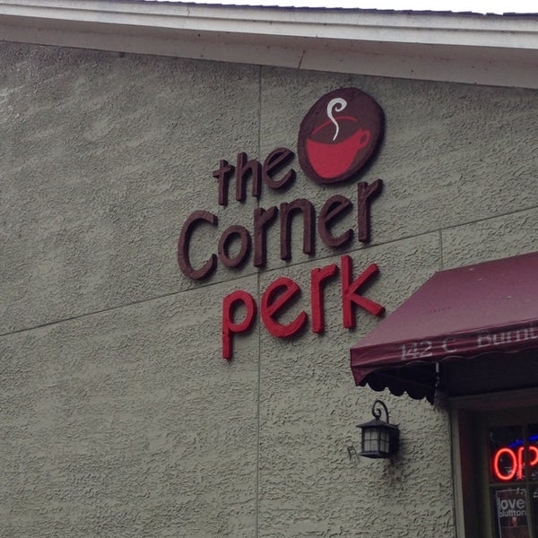 รูปภาพถ่ายที่ The Corner Perk Cafe, Dessert Bar, and Coffee Roasters โดย Joe D. เมื่อ 7/21/2013