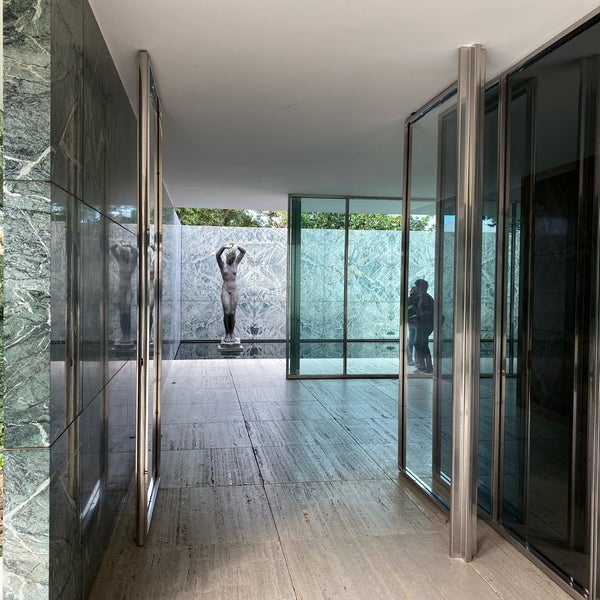รูปภาพถ่ายที่ Mies van der Rohe Pavilion โดย Alejandro P. เมื่อ 11/9/2019