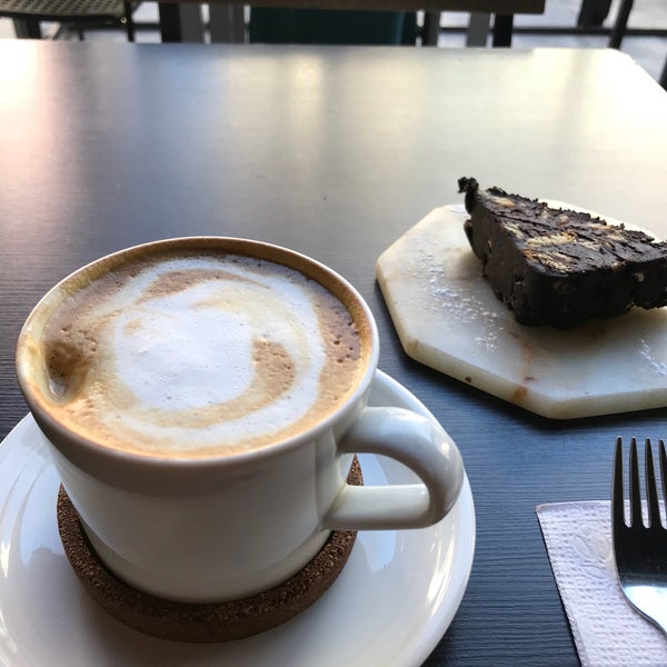 Foto tirada no(a) Lungo Espresso Bar por Aleyna E. em 3/21/2019