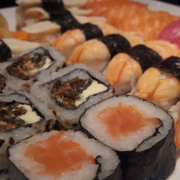 Bom atendimento. Recomendo o Harumaki de salmão como entrada. 24 peças por 29,90 é bom para 2 pessoas (só sushi tradicional c/arroz, dá pra pedir sashimi por fora). Custo R$35/pessoa, aprox. Voltaria.