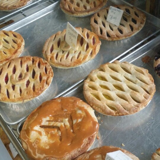 รูปภาพถ่ายที่ Woodmoor Pastry Shop โดย Matthew M. เมื่อ 11/22/2013