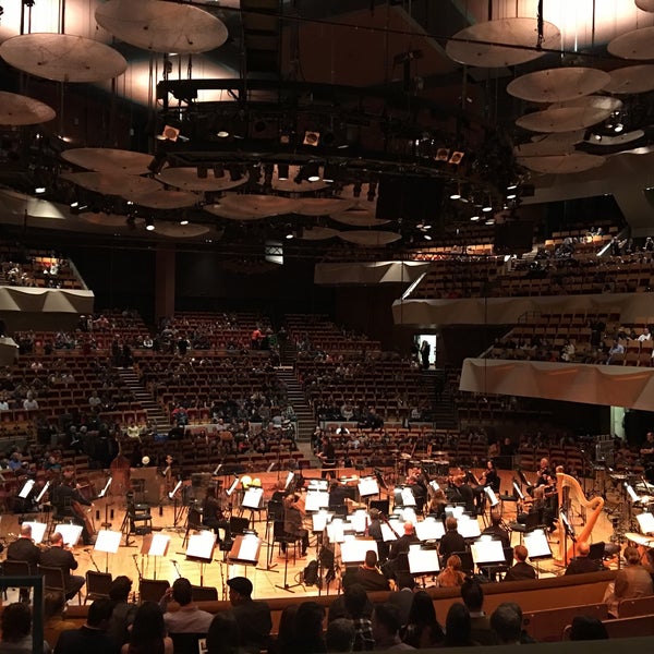 รูปภาพถ่ายที่ Boettcher Concert Hall โดย Cesar G. เมื่อ 1/13/2017