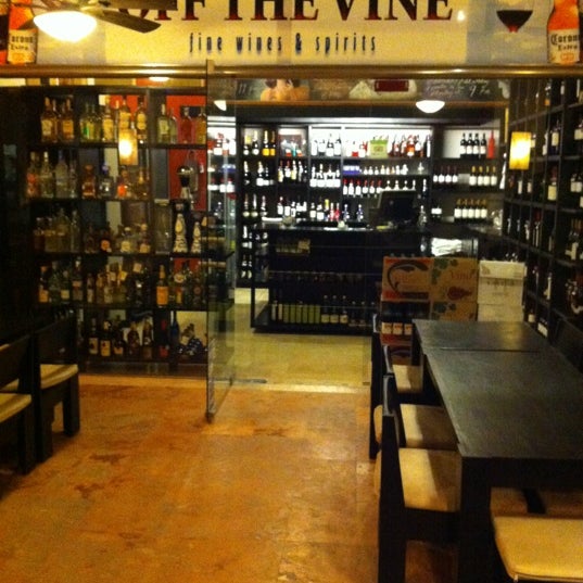 10/21/2012 tarihinde Eduardo M.ziyaretçi tarafından Off The Vine Playa Wine &amp; Deli Bar'de çekilen fotoğraf