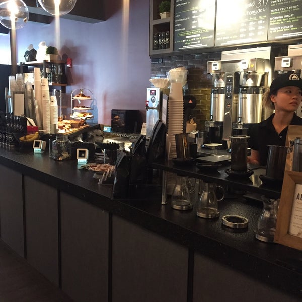 3/18/2016 tarihinde Russell S.ziyaretçi tarafından Gregorys Coffee'de çekilen fotoğraf