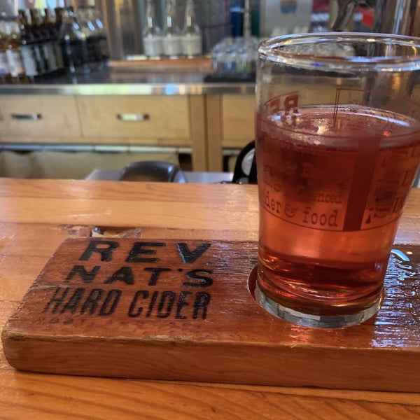 รูปภาพถ่ายที่ Reverend Nat&#39;s Hard Cider โดย Angela F. เมื่อ 7/22/2019