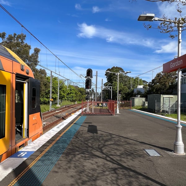 Gordon Station Rail Station in Gordon