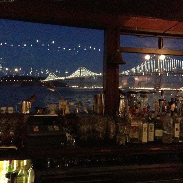 Foto tirada no(a) Sinbad&#39;s Pier2 Restaurant por Brad M. em 4/21/2013