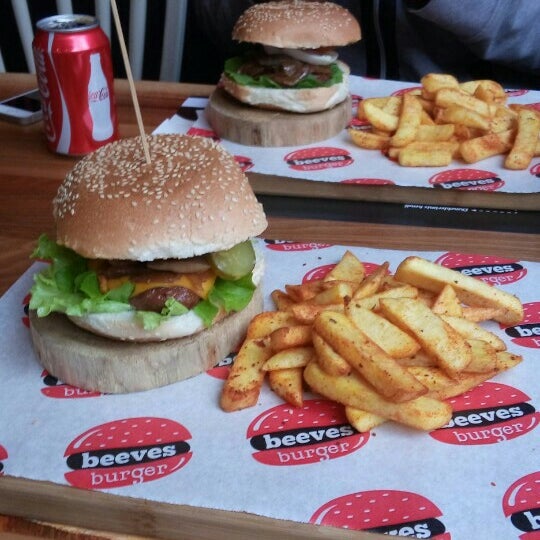 รูปภาพถ่ายที่ Beeves Burger โดย Uğur Ö. เมื่อ 1/31/2016