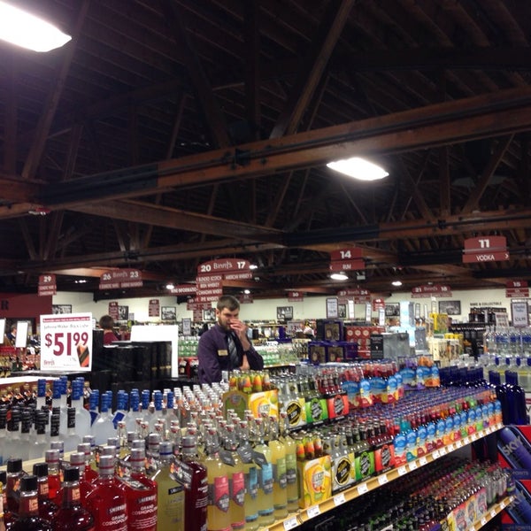 Photo prise au Binny&#39;s Beverage Depot par Matthew R. le11/23/2013