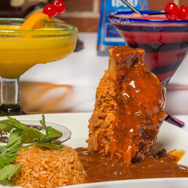 Das Foto wurde bei La Fiesta Mexican Cuisine &amp; Lounge von Marketing O. am 8/2/2015 aufgenommen