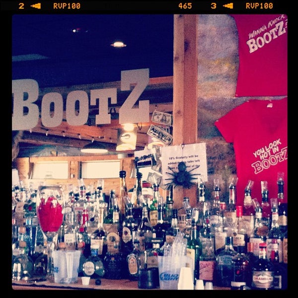 Foto tomada en Bootz Saloon &amp; Grill  por Heather B. el 10/16/2012