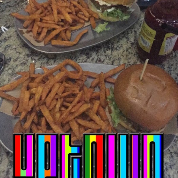 7/25/2016にKhalidがVillage Burger Barで撮った写真