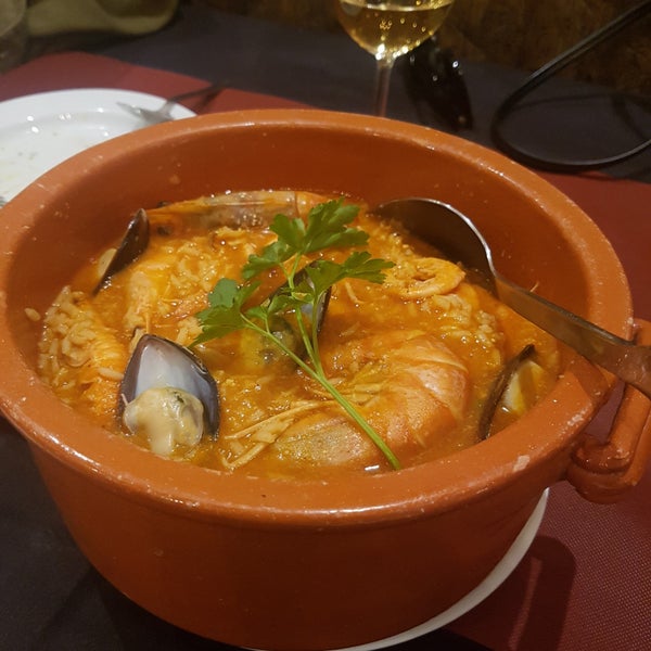 Photo taken at Oporto restaurante by JinHwan P. on 4/18/2018