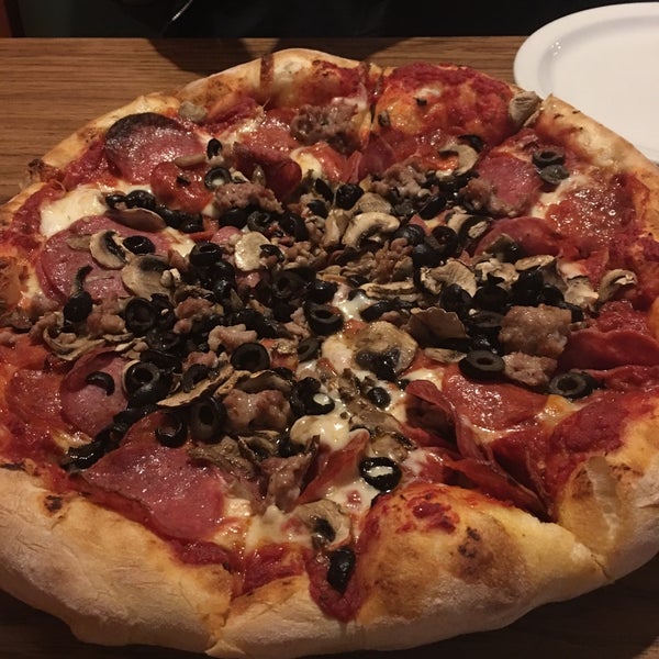 12/12/2016 tarihinde Reggie C.ziyaretçi tarafından Napoli Pizzeria &amp; Italian Food'de çekilen fotoğraf