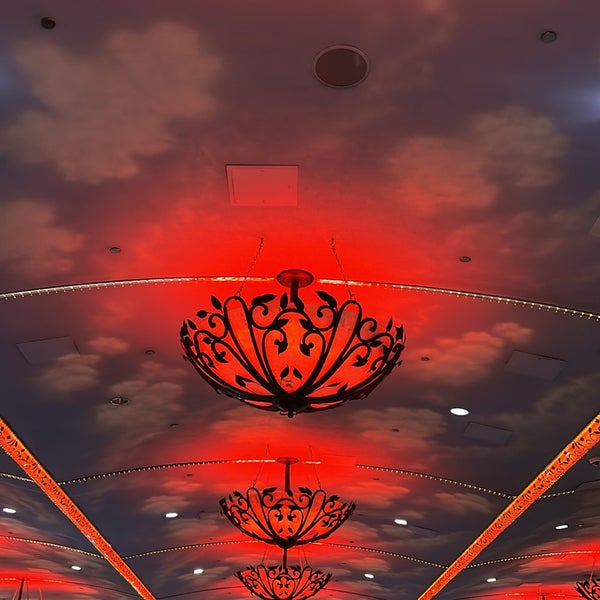 Foto scattata a Peppermill Resort Spa Casino da Duygu Y. il 9/11/2022
