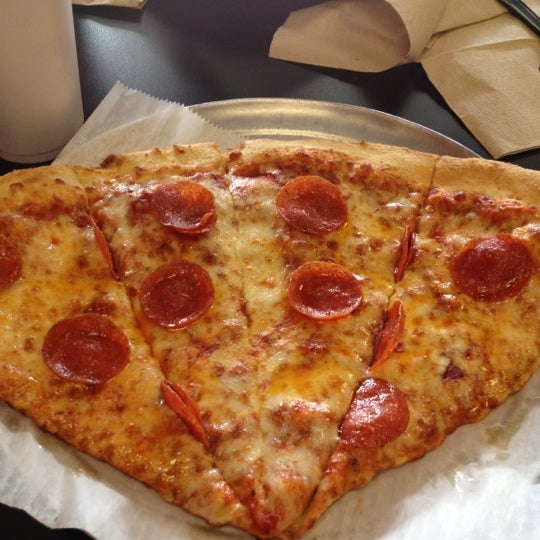 Черепашки ниндзя едят пиццу. Пицца лого. Логотип пиццерии. Pizza graphic design. Пиццерия черепашки ниндзя.