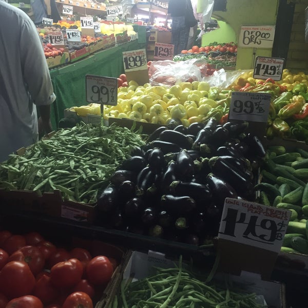 8/4/2016에 Dean P.님이 United Brothers Fruit Markets에서 찍은 사진