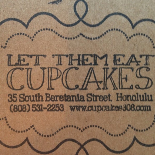 Foto diambil di Let Them Eat Cupcakes oleh Nancy W. pada 6/8/2013
