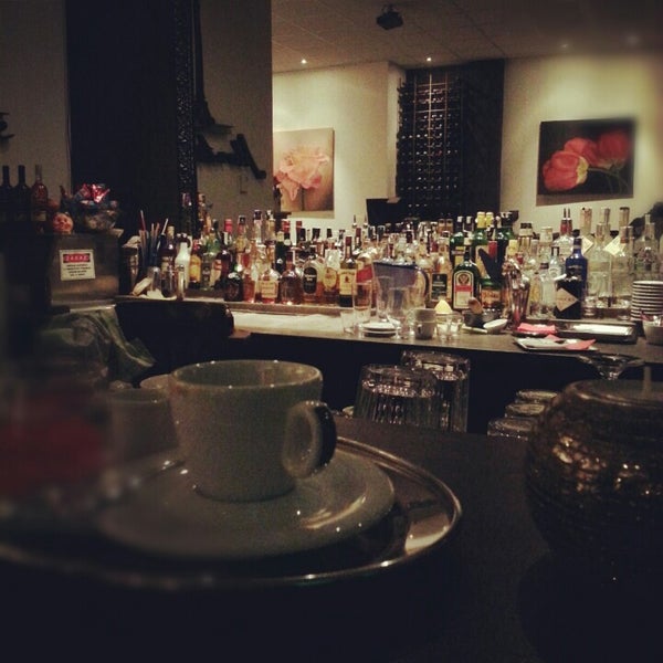 Photo taken at Montmartre Café Gallery by Mayo G. on 1/25/2013