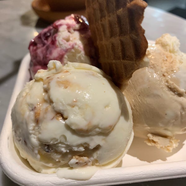 Das Foto wurde bei Jeni&#39;s Splendid Ice Creams von Thomas L. am 4/18/2019 aufgenommen