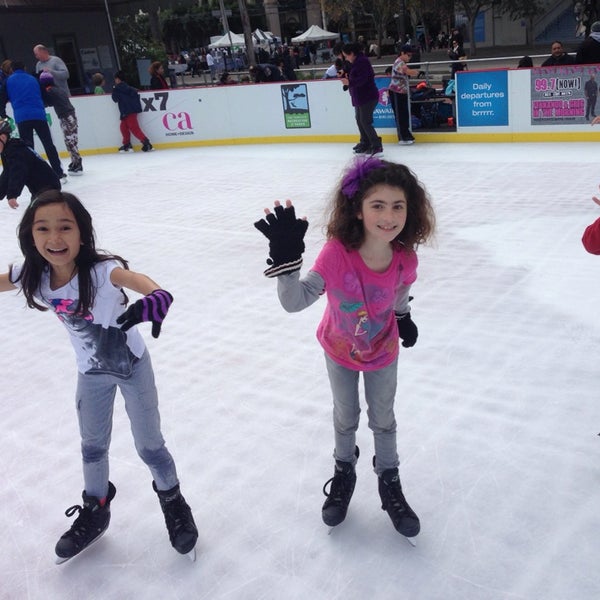Foto diambil di The Holiday Ice Rink at Embarcadero Center oleh Michael R. pada 12/18/2013