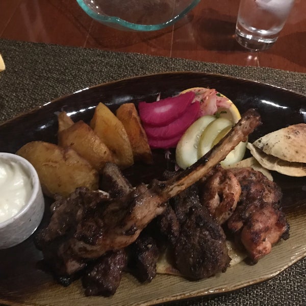 Foto scattata a Al Nafoura Lebanese Restaurant da Haidong G. il 3/7/2018