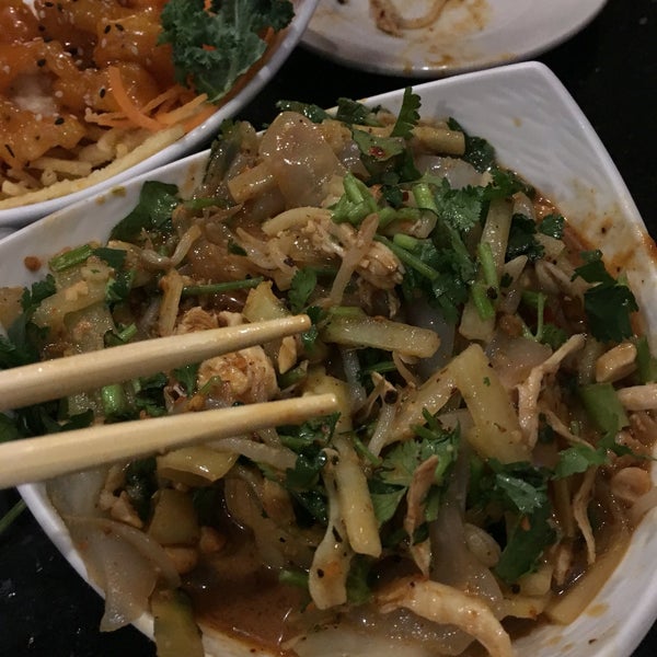 4/25/2016에 Taylor G.님이 Xian Sushi &amp; Noodle에서 찍은 사진