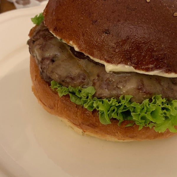 Das Foto wurde bei Dish fine burger bistro von Milan L. am 12/16/2020 aufgenommen