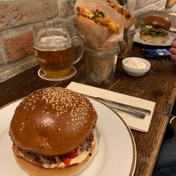 Das Foto wurde bei Dish fine burger bistro von Milan L. am 3/1/2019 aufgenommen