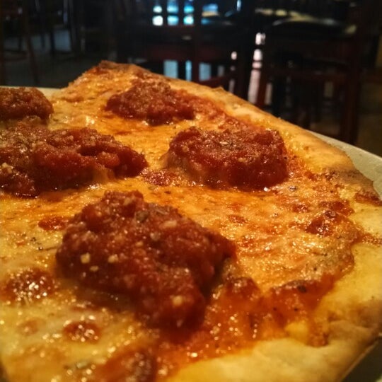 6/5/2014にSean F.がVincenzo&#39;s Pizzeriaで撮った写真