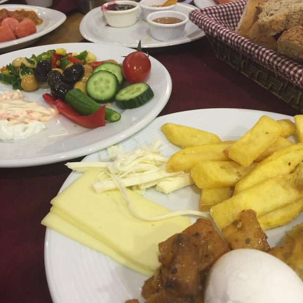 Photo taken at Hasırlı Osmanlı Mutfağı by Leyla B. on 3/20/2016