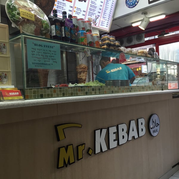 Foto diambil di Mr. Kebab Itaewon Halal Food oleh fieyka a. pada 5/18/2016