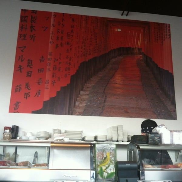 Снимок сделан в Hamachi Sushi Bar пользователем Sandy 12/18/2012
