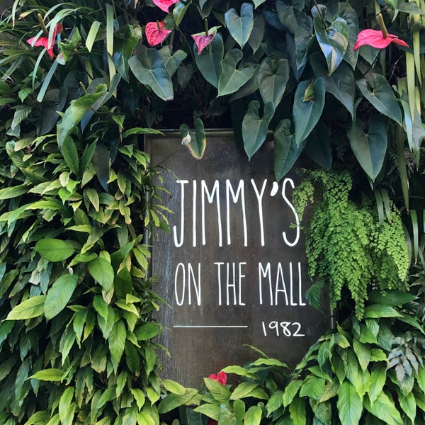 Foto scattata a Jimmy&#39;s On The Mall da Leonie D. il 7/8/2017