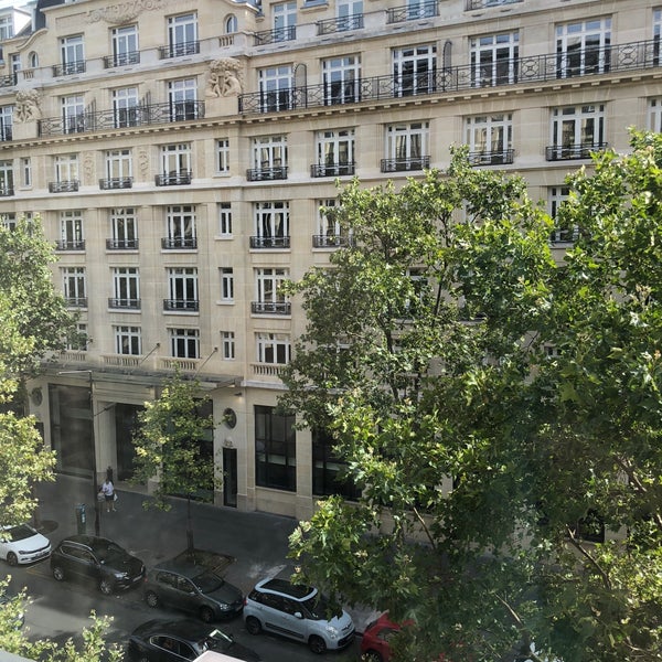 รูปภาพถ่ายที่ Paris Marriott Opera Ambassador Hotel โดย Chrissy T. เมื่อ 6/24/2018