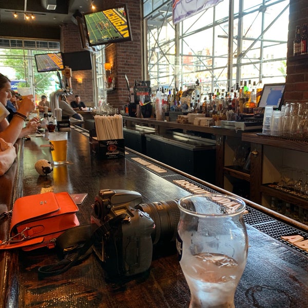 Foto diambil di Hudson Station Bar &amp; Grill oleh Friedrich B. pada 9/7/2019
