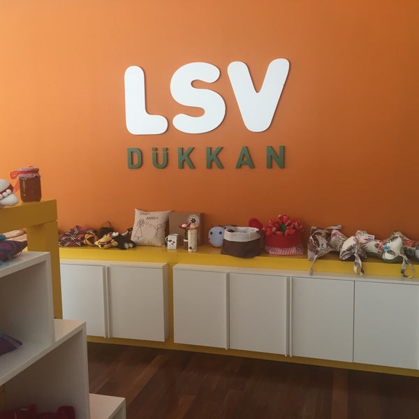 รูปภาพถ่ายที่ LSV Dükkan ve Akıllı Çocuk Dünyası โดย Aylin K. เมื่อ 5/13/2016