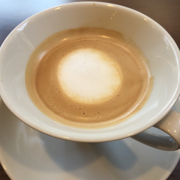 Gün içinde bir kahve molası için sakin bir mekan, iç kısımda yukarıdan az da olsa gelen klima havası rahatlatıyor. Espresso macchiato'nun kahvesi güzel, yumuşak içimli.