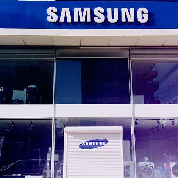 Foto tirada no(a) Çağdaş Holding Samsung Digital Plaza por Aykut M. em 3/2/2016