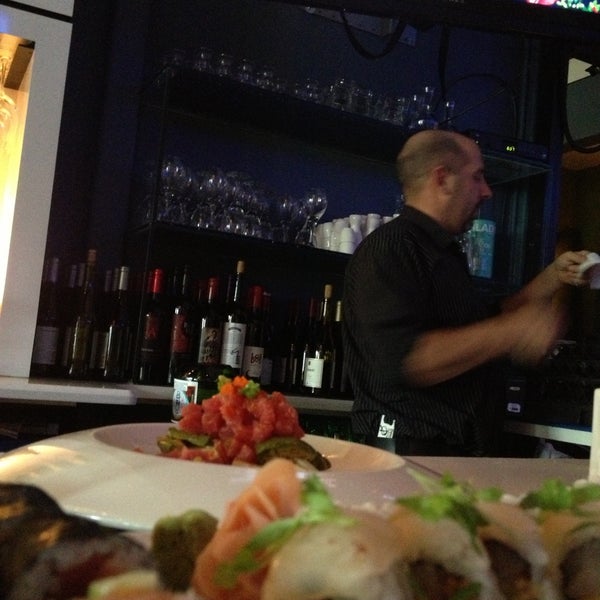 Foto tirada no(a) Shari Sushi Lounge por Craig P. em 5/12/2013
