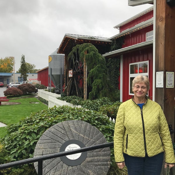 10/21/2017 tarihinde Craig P.ziyaretçi tarafından Bob&#39;s Red Mill Whole Grain Store'de çekilen fotoğraf