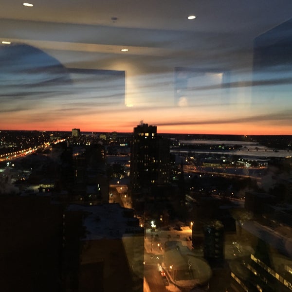 Foto diambil di Delta Hotels by Marriott Ottawa City Centre oleh Alissa H. pada 2/11/2016