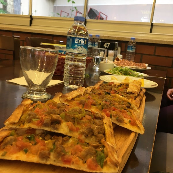 Das Foto wurde bei Köyüm Kasap &amp; Et Restaurant von Hüseyin P. am 6/19/2017 aufgenommen