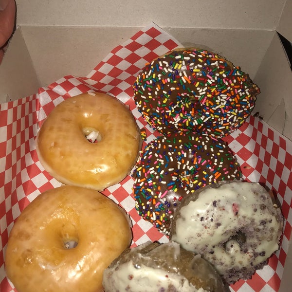รูปภาพถ่ายที่ SK Donuts &amp; Croissants โดย Meshpuff 💙 เมื่อ 10/18/2019